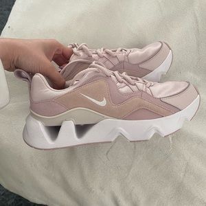 Nike RYZ 365 Sneakers